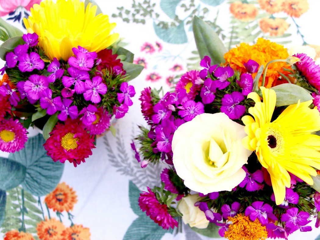 How to make a floral arrangement in a bowl