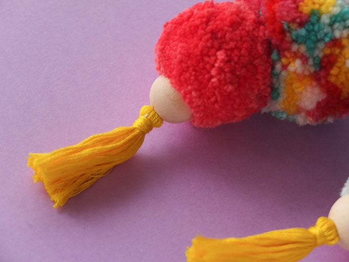 how to make a pom pom keychain out of yarn｜TikTok Search