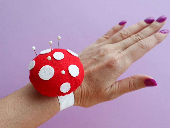 How to sew a pin cushion bracelet { free pin cushion pattern}