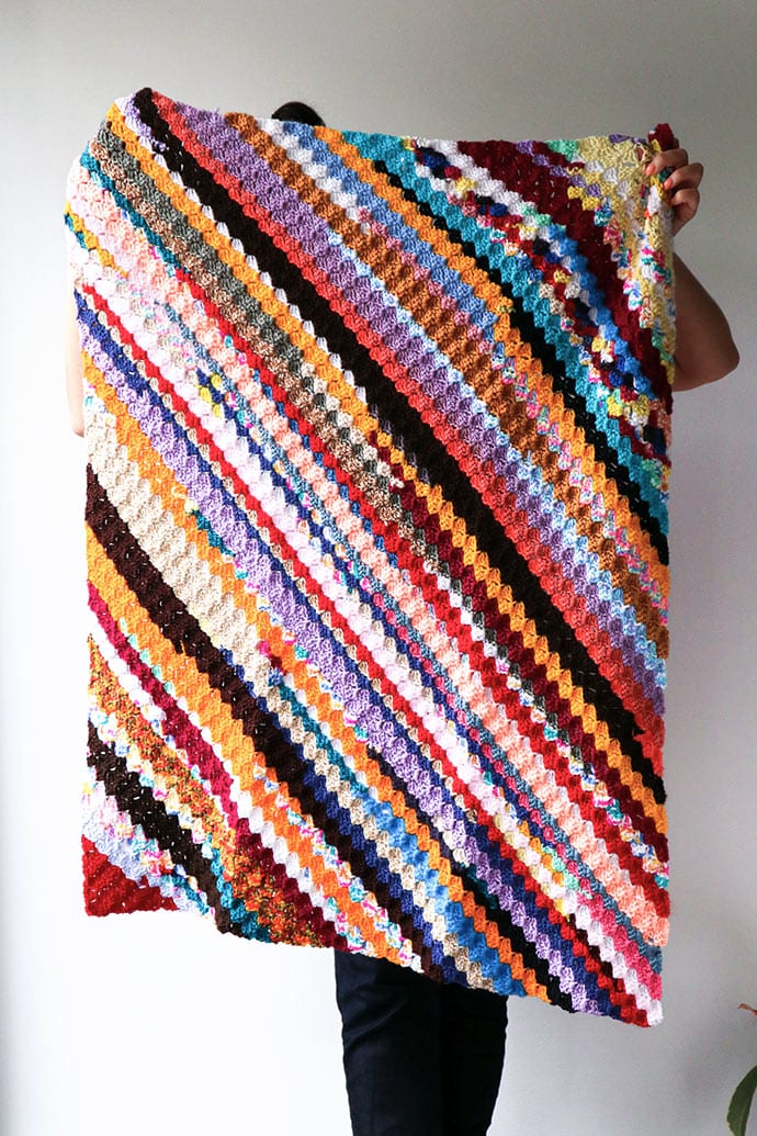 Easy striped crochet blanket - Scrap yarn blanket 