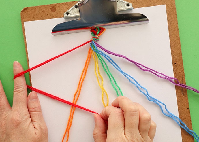 how to make a friendship bracelet knot.