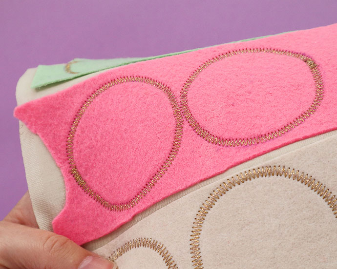 sew zig zag stitch on traced circles