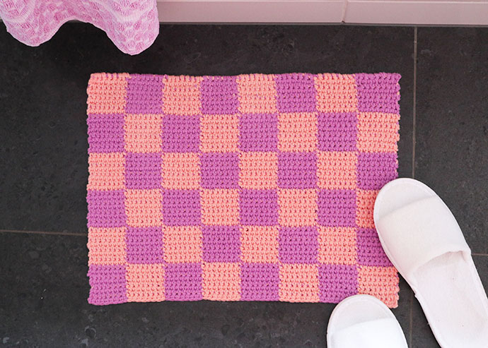 Purple and peach checked crochet bath mat 