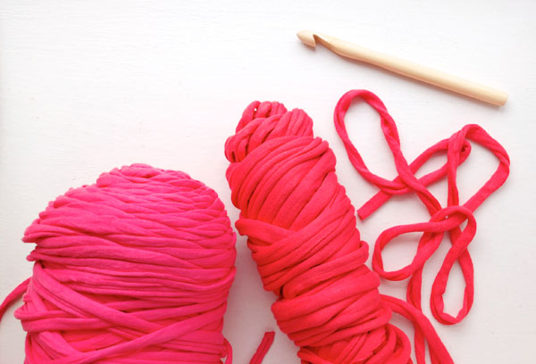 zpagetti tshirt yarn pink and red and 12mm bamboo crochet hook